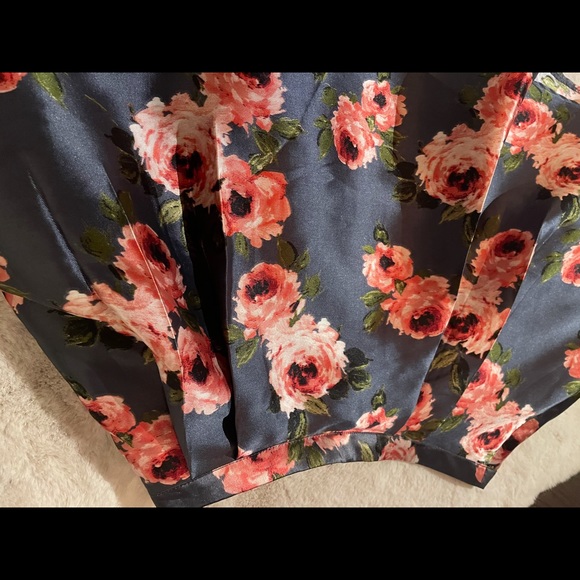 SUPER CUTE FORMAL SKIRT! - Picture 2 of 4